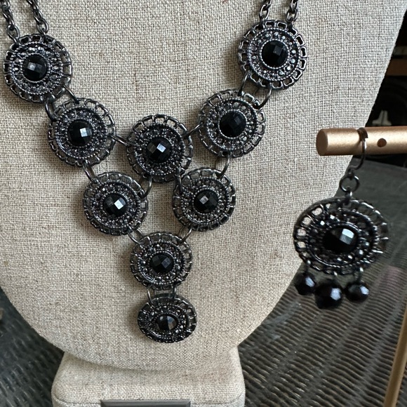 Black necklace and earring set - Picture 2 of 4